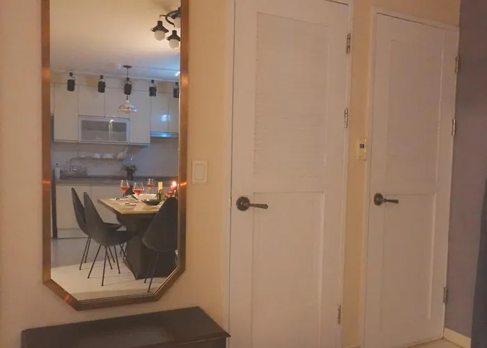 Jinique In Cozy ,2 ,3 Queen Beds, Gyeongbokgung Mrt 10min ,6person Possible,restaurant Street,hanbok Trip,near Gwanghwamun And Gyeongbokgung Palace *