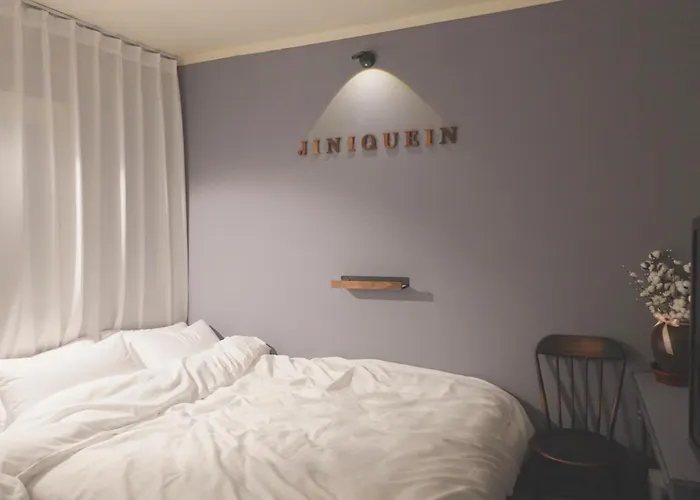 Jinique In Cozy ,2 ,3 Queen Beds, Gyeongbokgung Mrt 10min ,6person Possible,restaurant Street,hanbok Trip,near Gwanghwamun And Gyeongbokgung Palace
