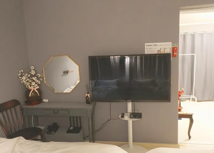 Jinique In Cozy ,2 ,3 Queen Beds, Gyeongbokgung Mrt 10min ,6person Possible,restaurant Street,hanbok Trip,near Gwanghwamun And Gyeongbokgung Palace *